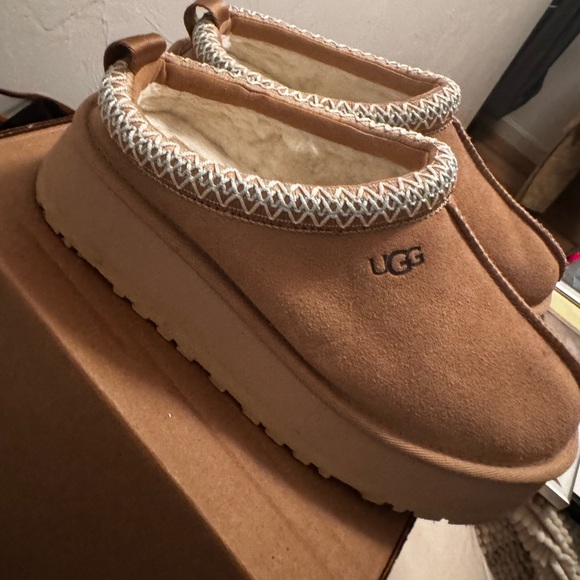 Like new Platform women’s ugg taz slip on in color sand - Picture 4 of 6
